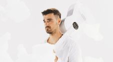 Liviu Teodorescu lansează single-ul „Urmele”, alături de un videoclip complet alb
