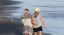 Katy Perry și Orlando Bloom, plimbare romantică pe plajă. Ipostaza rară în care i-au surprins paparazzi
