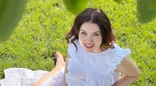 Anca Dumitra, ședință foto angelică înainte de naștere. Actrița și-e etalat burtica într-o rochie albă: “Doamne, câtă frumusețe!”