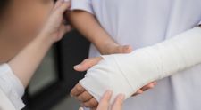 Un băiețel de doar opt ani a murit subit după ce și-a rupt mâna la școală! Apropiații sunt în stare de șoc: „Era atât de special...”