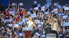 Asta le întrece pe toate! Barack Obama a cântat rap la un miting în sprijinul Kamalei Harris și l-a adus pe scenă pe Eminem VIDEO