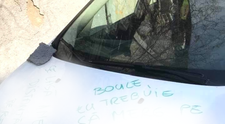 'Boule, eu trebuie să...'. Cu ce mesaj s-a trezit pe capotă un șofer care a parcat neregulamentar