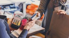 Black Friday 2018 - STUDIU - 7 din 10 românii pun bani de-o parte în așteptarea marilor reduceri. Ce preferințe au românii