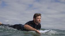 Chris Hemsworth înoată cu rechinii în cadrul SHARKFEST la National Geographic Wild