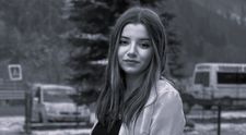 Ioana, o tânără în vârstă de 18 ani, a fost găsită spânzurată! Fata trăia o adevărată dramă din cauza iubitului ei, şeful poliţiei Broşteni, care ar fi bătut-o în nenumărate rânduri. Declarațiile halucinante: „O strângea de gât, s-a urcat cu picioarele pe ea”
