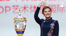 Alina Kabaeva s-a îmbrăcat ca la Oscar pentru un banchet organizat la Beijing. A atras toate privirile când a apărut într-o rochie Valentino