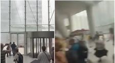 Scene dramatice din timpul furtunii din București. Vântul puternic a smuls o ușă rotativă dintr-o clădire de birouri. Reacția oamenilor