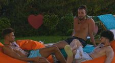 Love Island, 8 octombrie. În mijlocul unei discuții între băieți, apare o surpriză! Mesajul care îi va face curioși pe concurenți