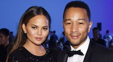 Chrissy Teigen, soția cântărețului John Legend, a postat primul videoclip cu băiețelul lor. Cât de drăgălaș este Miles