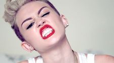 Miley Cyrus continua seria momentelor controversate: Ce gest a facut cantareata pe scena la MTV EMA 2013
