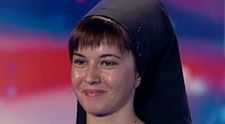 Sa latri pe diverse voci cainesti, imbracata in costum popular, e o trasnaie de tot rasul! Iti place? VIDEO