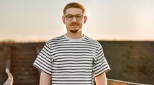 Cine este Diezpoem, tânărul care a construit o comunitate din cuvinte: „Respectul față de oamenii care mă urmăresc este mai presus de orice sumă de bani”