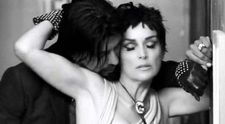 Sharon Stone, sexy la 54 de ani. S-a vopsit bruneta si joaca intr-un film alb-negru: VIDEO