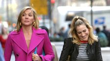 Cum arată iubitul Samanthei din „Sex and the City”. Kim Cattrall, apariție rară alături de partenerul cu 15 ani mai tânăr decât ea: „Îl iubesc! A meritat așteptarea”
