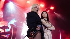Inna și Alexandra Stan, apariție incendiară în fața fanilor din Amsterdam! Cum și-au făcut româncele apariția pe scenă: „Pop-ul românesc a salvat din nou lumea!”