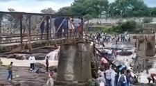 O nouă tragedie în India. Un pod pe care se aflau 125 de turiști s-a prăbușit într-un râu