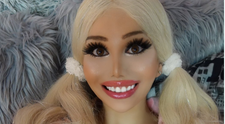S-a transformat în păpușa Barbie după ce a cheltuit 135.000 de dolari. Cu ce problemă se confruntă această tânără