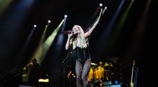 Moment stânjenitor pentru o artistă celebră: i-au picat dinții în timp ce cânta LIVE în fața a sute de oameni și a fugit de pe scenă