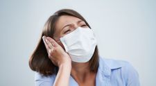 Cercetătorii au descoperit trei noi efecte ale COVID-19! Ce se întâmplă cu auzul după ce scapi de boală