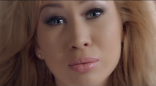 O cantareata din Romania apare cheala in cel mai nou videoclip. Imaginile i-au luat prin surprindere pe fani
