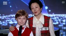 Mama si fiul au urcat impreuna pe scena si i-au cucerit pe toti inca din primele secunde. Cum au impresionat
