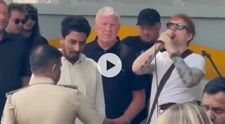 A vrut să le facă o surpriză trecătorilor, dar poliția din India i-a întrerupt concertul. De ce i-a deconectat polițistul microfonul lui Ed Sheeran. Prima reacție a superstarului VIDEO
