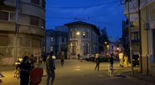 Cine este Edmond, tânărul care, în fiecare seară, pune muzica clasică celor din cartierul Armenesc