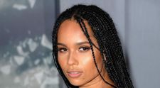Zoe Kravitz: „Să cresc alături de doi părinți atât de cool m-a făcut să fiu foarte nesigură pe mine