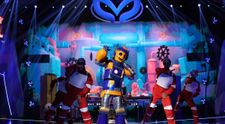 Robotul a umplut scena cu energia sa. Cine cred detectivii că se află în spatele măștii