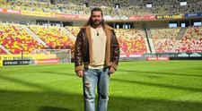 Cine este bărbatul care a ridicat un stadion întreg în picioare după ce a cântat „Deșteaptă-te, române!” la meciul România - Austria