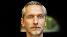 Între poliție, război și literatură - cum scrie Olivier Norek despre curaj și supraviețuire: „Poate că, văzând atâtea lucruri, am simțit nevoia să le povestesc”