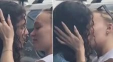 Fiica unui actor celebru de la Hollywood, sărut pasional cu iubita în văzul lumii! Ipostaza în care au fost surprinse de paparazzi