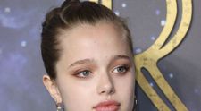 Shiloh Jolie și-a mâncat prânzul pe trotuar, în timp ce prietena ei s-a cocoțat pe o mașină. Fiica Angelinei Jolie și a lui Brad Pitt, așa cum nu ai mai văzut-o până acum