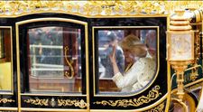 Care sunt simbolurile ascuse în ținuta purtată de Regina Camilla la Încoronarea Regelui Charles al III-lea?