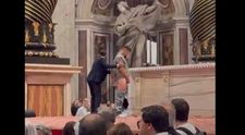 Un bărbat a urinat pe altarul Bazilicii Sfântul Petru din Vatican. Incidentul s-a petrecut sub privirile a sute de turiști VIDEO