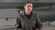 Tu știai că prima femeie pilot pe un avion de luptă este o româncă? Cine e Romina Mîrza, cea care și-a dedicat întreaga viață sistemului militar