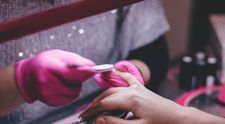 Servicii de manichiură în sediul unei primării din Bacău! Imaginile ireale surpinse de un consilier local