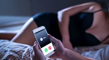 Celebrul afacerist român și-a sunat din greșeală soția, în timp ce era în pat cu amanta. Femeia nu a stat pe gânduri și a venit imediat acasă. Cum a reacționat bărbatul când s-a trezit cu ea la ușă