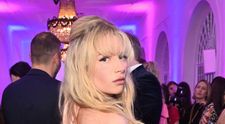 Lottie Moss, cea mai îndrăzneață apariție de până acum! Modelul a defilat pe covorul roșu într-o rochie transparentă