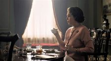 Prima imagine cu Olivia Colman în rolul Reginei Elisabeta a II-a în seria The Crown