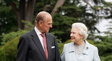Regina Elisabeta a II-a și prințul Philip au aniversat 73 de ani de căsnicie! Ce cadou au primit de la strănepoți