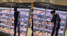 O femeie din Constanța s-a urcat pe raftul unui frigider din supermarket. Martorii au privit stupefiați