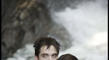 GALERIE FOTO Imagini noi din Twilight: Robert Pattinson pe jumatate gol si Kristen Stewart in sutien
