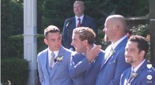 VIDEO VIRAL. Cavalerul de onoare, surprins în timp ce comenta decolteul miresei, o blondă voluptuoasă 
