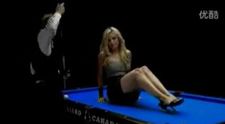 VIDEO. Trucuri senzationale la biliard! Blonda superba intinsa pe masa nu il incurca deloc