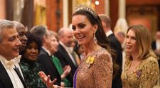 Kate Middleton, apariție divină într-o rochie aurie, la gala de Crăciun. A atras toate privirile cu ținuta ei festivă