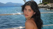 Kylie Jenner a găsit vacanța perfectă în insulele Mării Ionice. S-a plimbat prin sate pitorești și a pozat alături de localnici