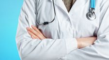 Ce a pățit un doctor din Marea Britanie care le cerea pacienților bolnavi 20.000 de euro pentru a-i scăpa de cancer prin „metoda injecțiilor cu usturoi”