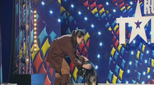 Un numar spectaculos de dresura. Cainele, un lup fioros, iar stapana, o eleva de 17 ani