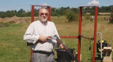 L-a injunghiat mortal pe cel care intrase sa il jefuiasca, iar oameni de pe tot internetul ii iau apararea